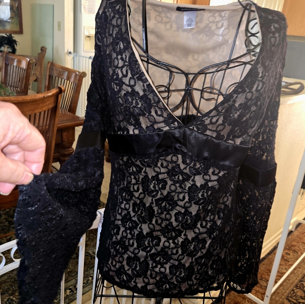Lacy Sz S. top, Bell Sleeves.